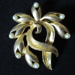 Vintage Unbranded Gold Tone & Faux Pearl Floral Ribbon Brooch/Pin 2" x 1.5"